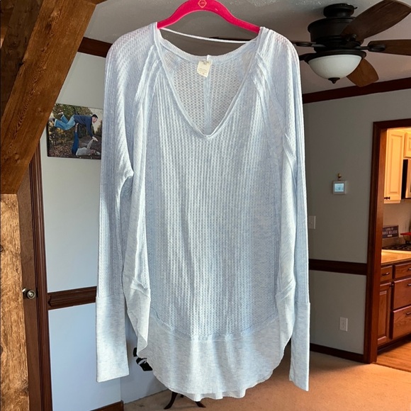 FREE PEOPLE LIGHT BLUE CURVED HI-LOW HEM CATALINA THERMAL TOP - Picture 1 of 9